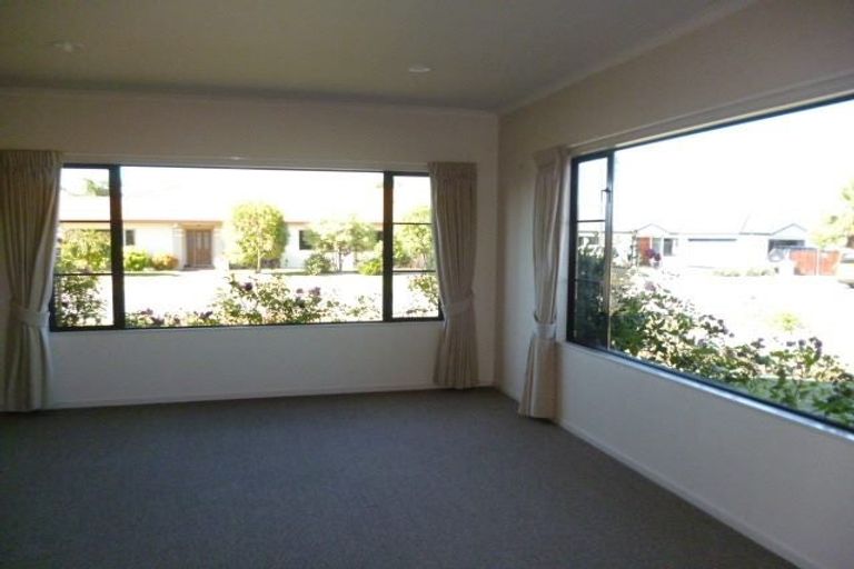 Photo of property in 2 Caulfield Place, Taradale, Napier, 4112