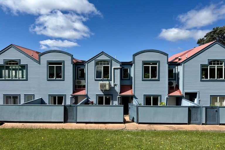 Photo of property in 93a Kelburn Parade, Kelburn, Wellington, 6012