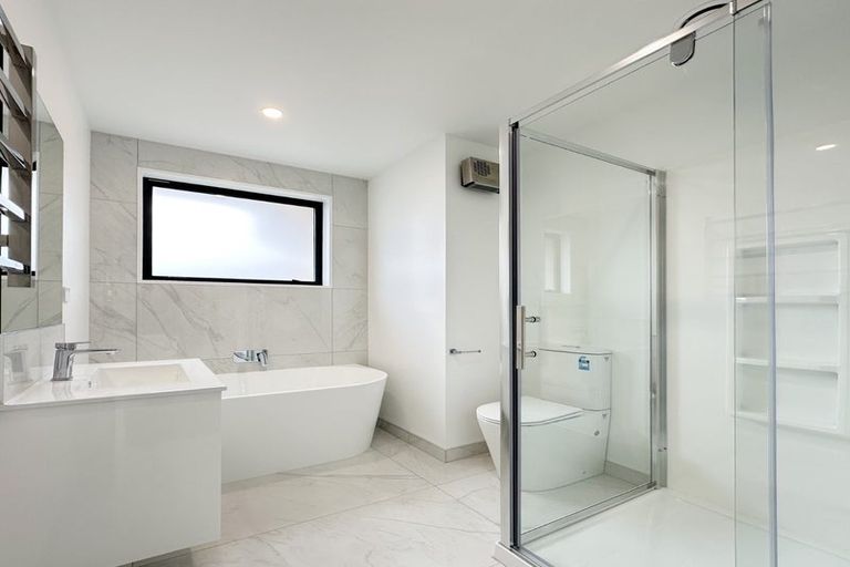 Photo of property in 33 Akoranga Place, Hornby, Christchurch, 8042