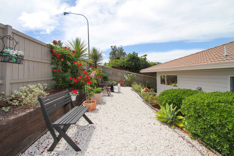 Photo of property in 1/272 Glamorgan Drive, Northcross, Auckland, 0630