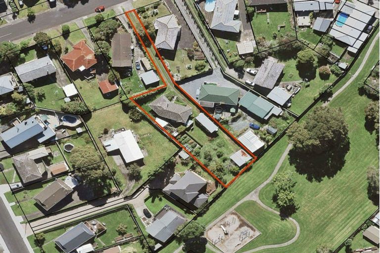 Photo of property in 25 Felgrove Street, Glendene, Auckland, 0602