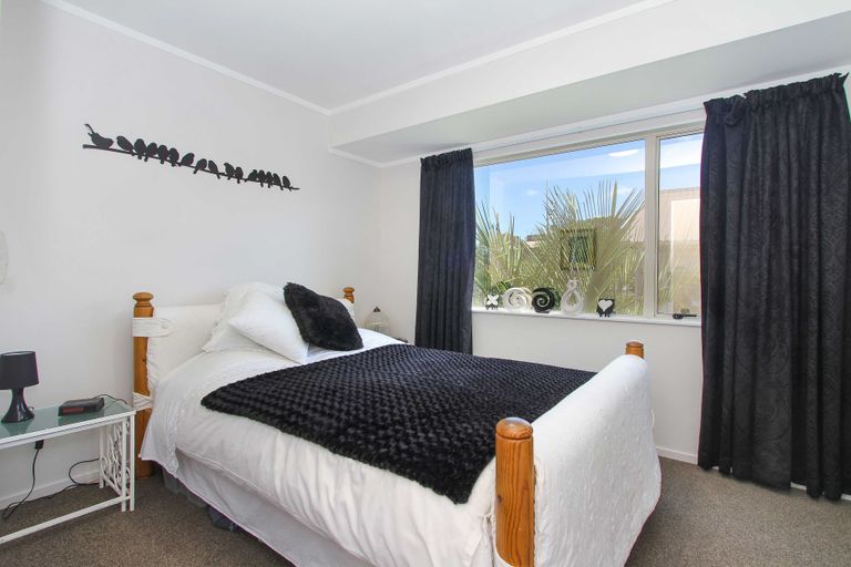 Photo of property in 1/272 Glamorgan Drive, Northcross, Auckland, 0630