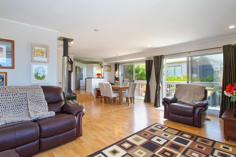 Photo of property in 1/272 Glamorgan Drive, Northcross, Auckland, 0630