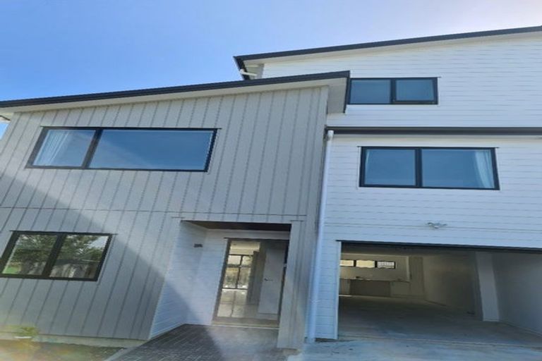 Photo of property in 26a Athena Drive, Totara Vale, Auckland, 0629