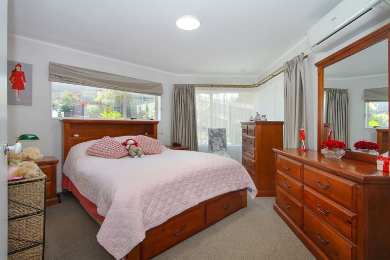 Photo of property in 1/272 Glamorgan Drive, Northcross, Auckland, 0630