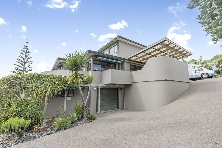 Photo of property in 8 Carl Place, Unsworth Heights, Auckland, 0632