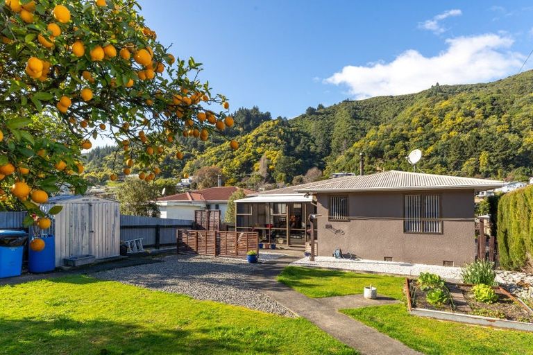 Photo of property in 111 Waikawa Road, Picton, 7220