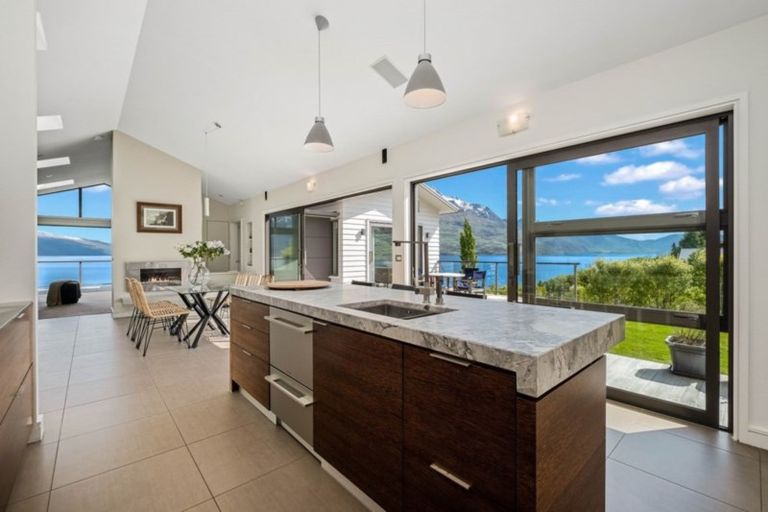 Photo of property in 62 Cedar Drive, Kelvin Heights, Queenstown, 9300