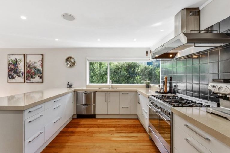 Photo of property in 9 Sandown Road, Rothesay Bay, Auckland, 0630