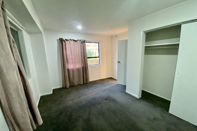 Photo of property in 60 Easton Park Parade, Glenfield, Auckland, 0629