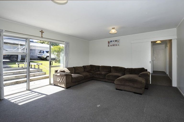 Photo of property in 4/23 Luckens Road, West Harbour, Auckland, 0618