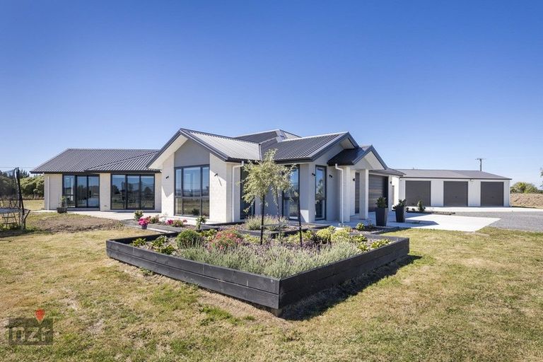 Photo of property in 601 Cemetery Road, Sanson, Palmerston North, 4479