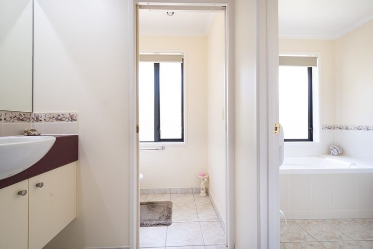 Photo of property in 56 Sapperton Drive, Henderson, Auckland, 0612