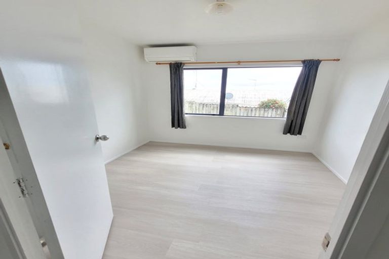 Photo of property in 1/100 Birkdale Road, Birkdale, Auckland, 0626
