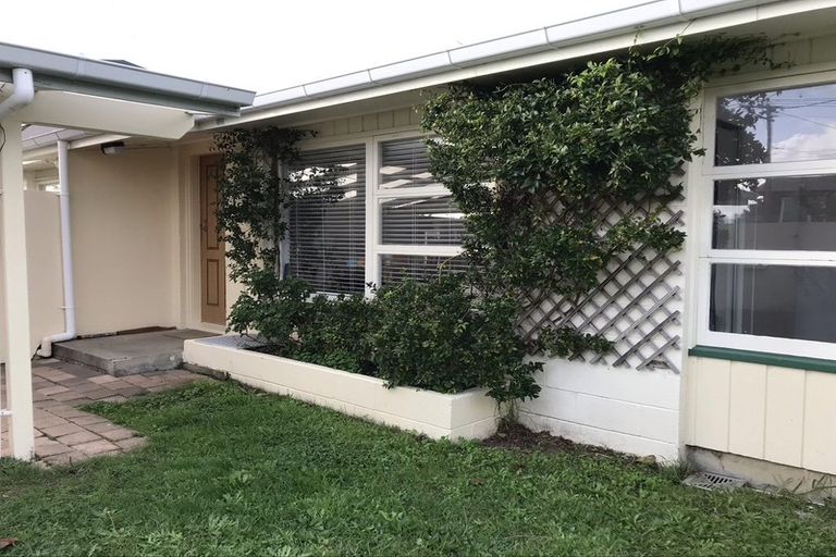 Photo of property in 3/2 Lansdowne Street, Bayswater, Auckland, 0622