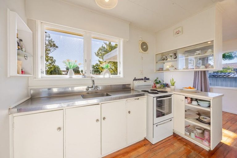 Photo of property in 18 Howard Road, Taradale, Napier, 4112