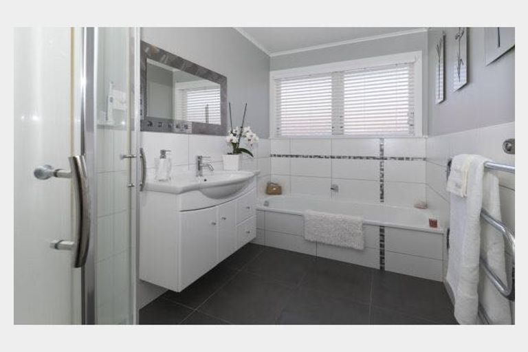 Photo of property in 39 Megan Avenue, Pakuranga Heights, Auckland, 2010