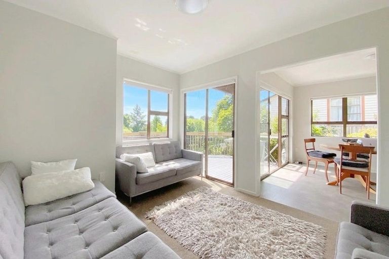 Photo of property in 2 Eastglen Road, Glen Eden, Auckland, 0602