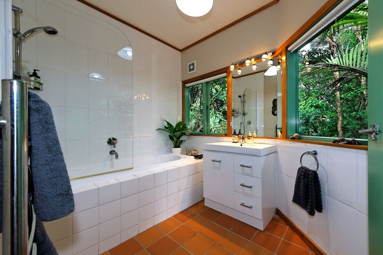 Photo of property in 6 Cochran Road, Oratia, Auckland, 0604