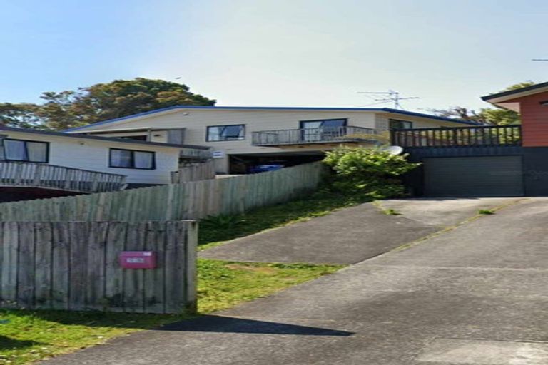 Photo of property in 2/10 Sevilla Place, Unsworth Heights, Auckland, 0632