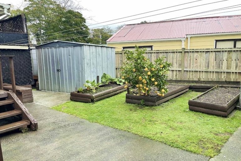 Photo of property in 2 Lendic Avenue, Henderson, Auckland, 0612