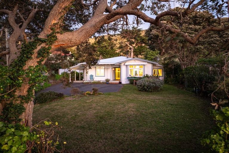 Photo of property in 72 Wellington Road, Paekakariki, 5034