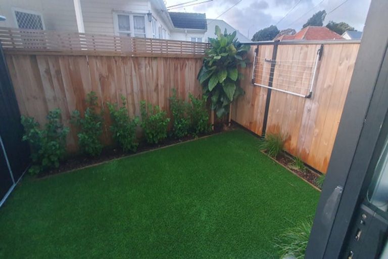 Photo of property in 2/10 Avery Grove, Boulcott, Lower Hutt, 5011