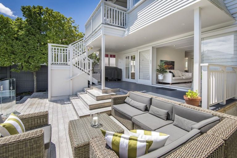 Photo of property in 111 Vauxhall Road, Narrow Neck, Auckland, 0624