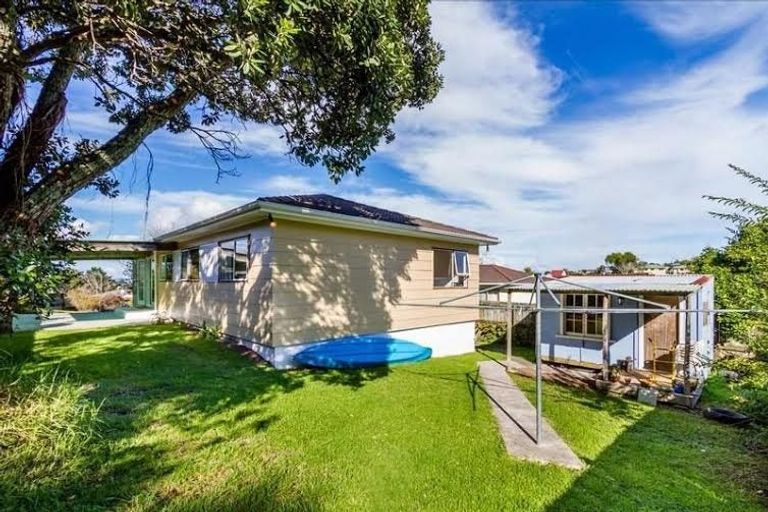 Photo of property in 15 Yule Place, Massey, Auckland, 0614
