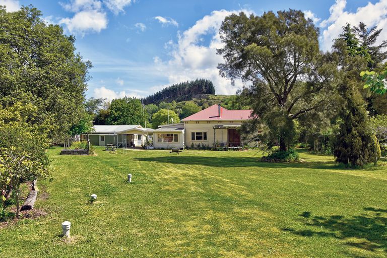 Photo of property in 1394 Opaki Kaiparoro Road, Mauriceville, Masterton, 5882