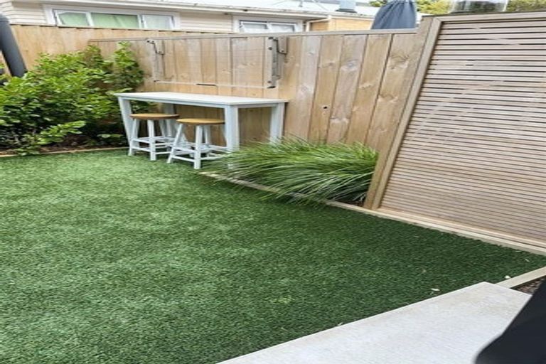 Photo of property in 7/24 Yeovil Road, Te Atatu Peninsula, Auckland, 0610