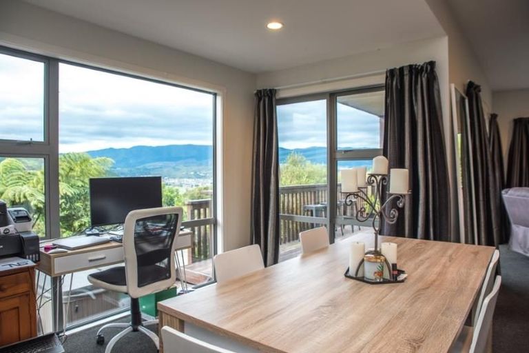 Photo of property in 29 Mcewen Crescent, Riverstone Terraces, Upper Hutt, 5018