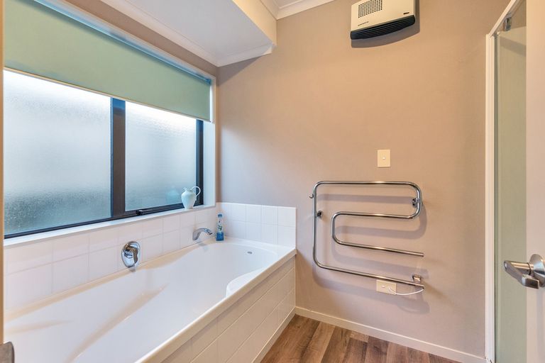 Photo of property in 1 Valley Road, Waiuku, 2123