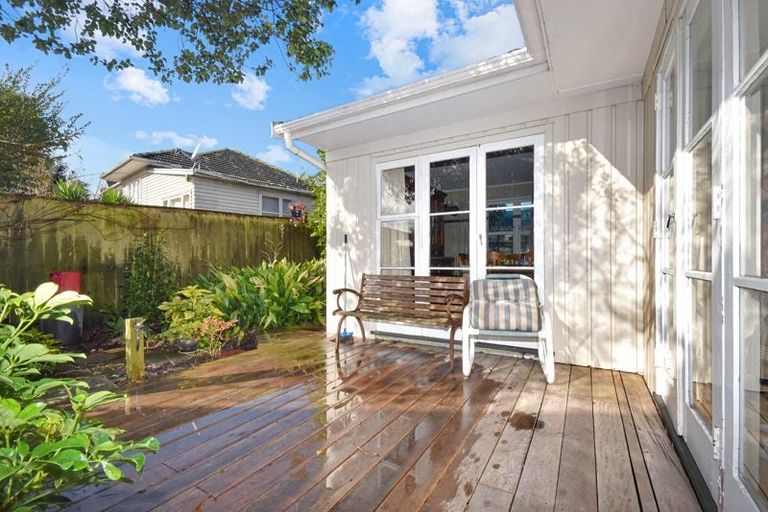 Photo of property in 8 Hobsonville Road, West Harbour, Auckland, 0618