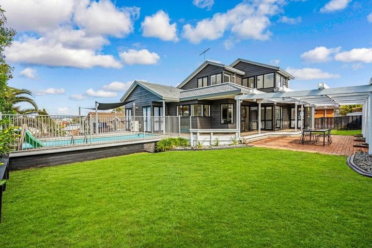 Photo of property in 3 Glucina Avenue, West Harbour, Auckland, 0618