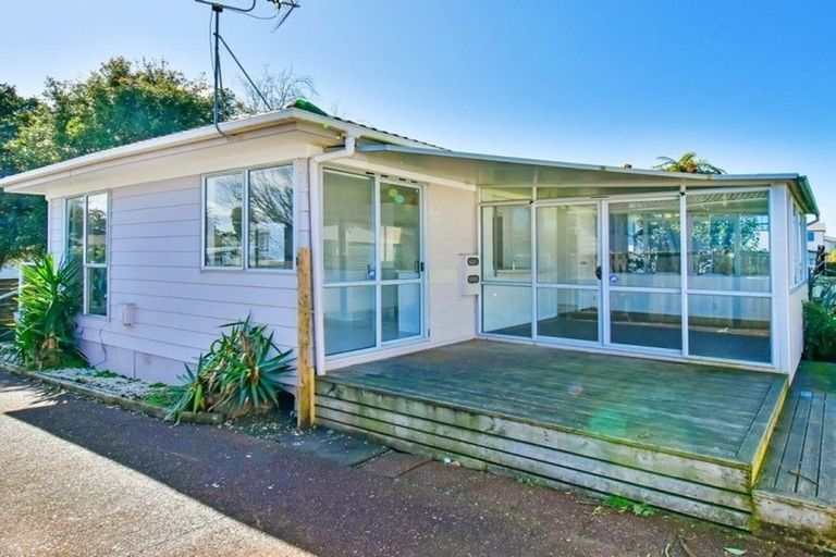 Photo of property in 31 Becker Drive, Weymouth, Auckland, 2103