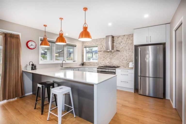 Photo of property in 2 Grace Cove, Aotea, Porirua, 5024