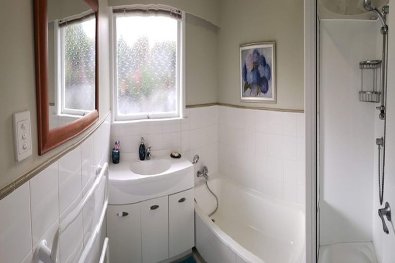 Photo of property in 88 Chivalry Road, Glenfield, Auckland, 0629