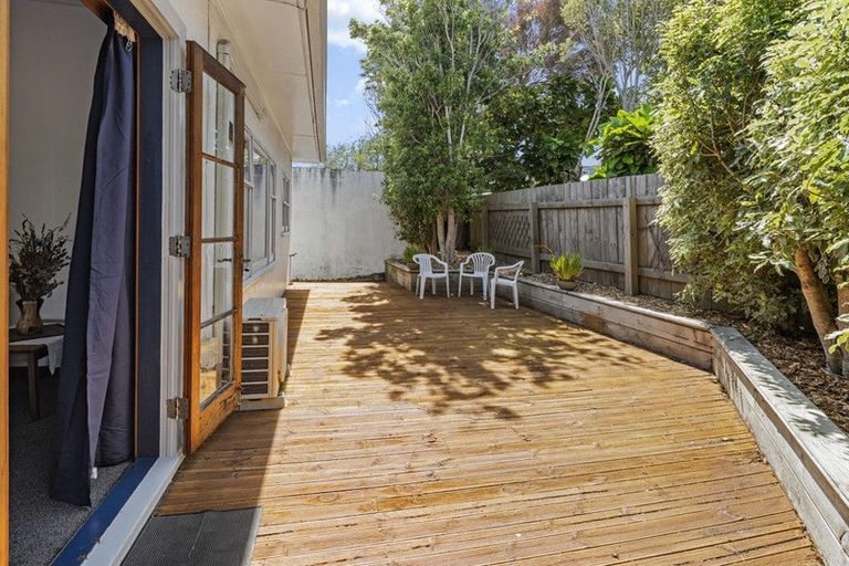 Photo of property in 87 Northland Road, Northland, Wellington, 6012