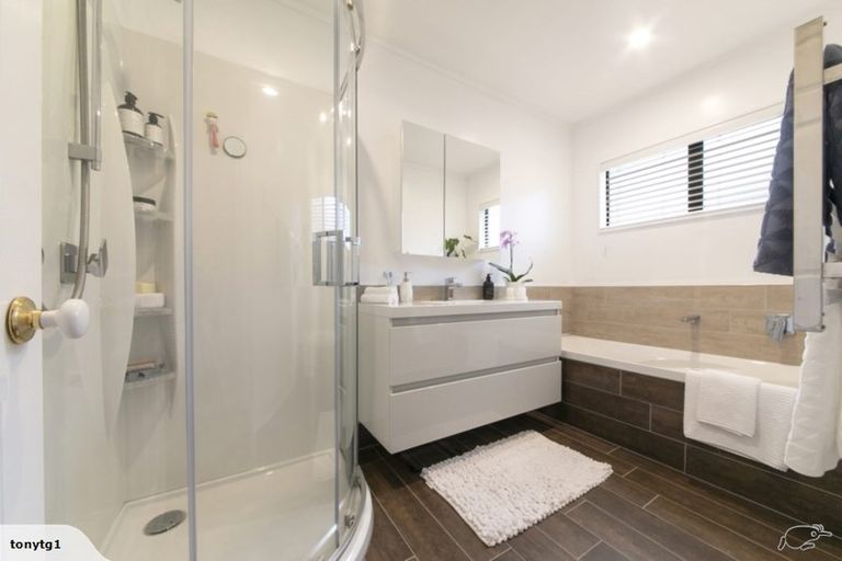 Photo of property in 9 Woodfern Crescent, Titirangi, Auckland, 0604