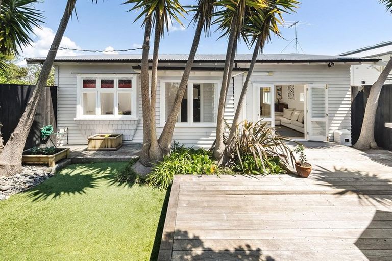 Photo of property in 14a Pelham Avenue, Point Chevalier, Auckland, 1022