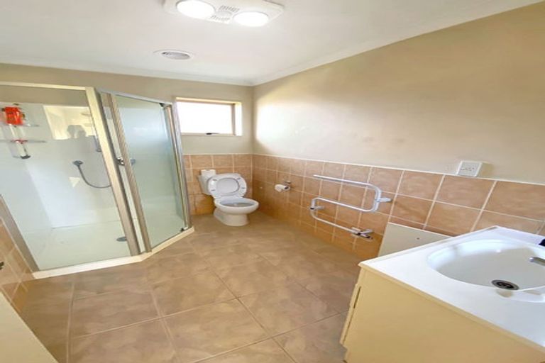 Photo of property in 10 Burton's Drive, Swanson, Auckland, 0614