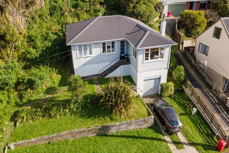 Photo of property in 22 Lyndfield Lane, Newlands, Wellington, 6037