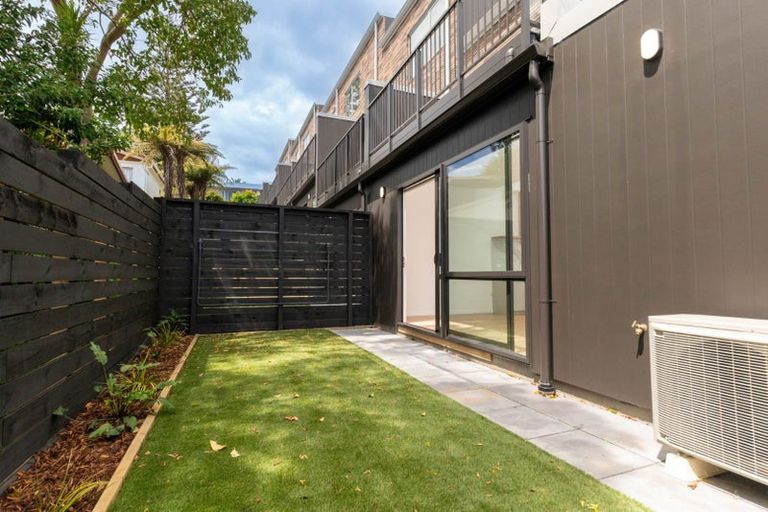 Photo of property in 1/39 Archers Road, Hillcrest, Auckland, 0629