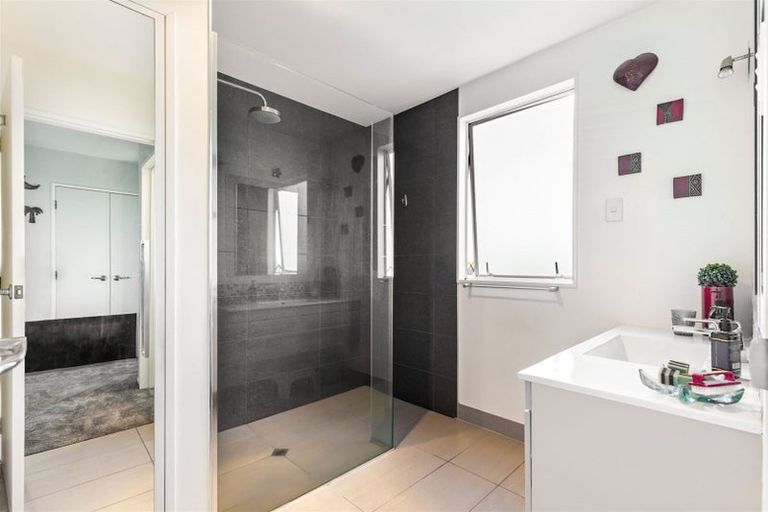 Photo of property in 6 Javelin Place, West Harbour, Auckland, 0618