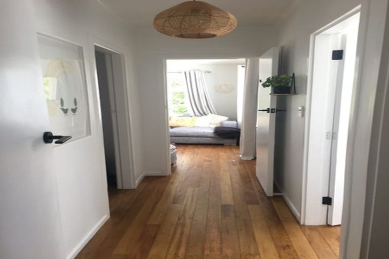 Photo of property in 17 Fairmount Road, Titirangi, Auckland, 0604