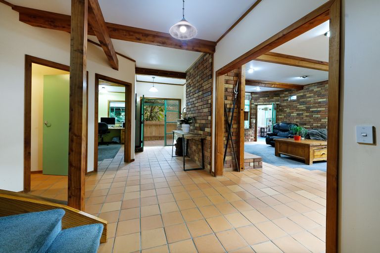 Photo of property in 6 Cochran Road, Oratia, Auckland, 0604