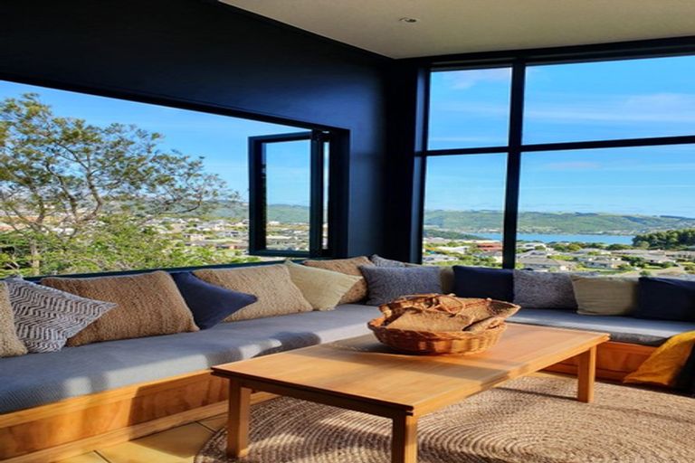 Photo of property in 8 Toporoa View, Ascot Park, Porirua, 5024