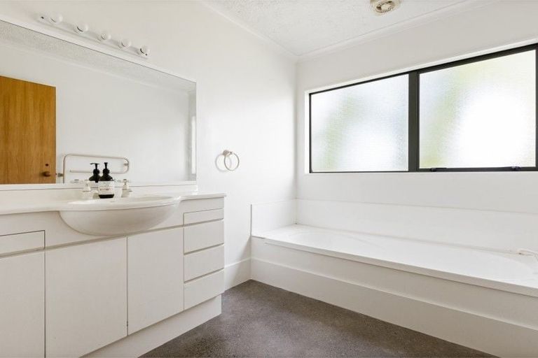 Photo of property in 4 Tauroa Valley, Havelock North, 4130