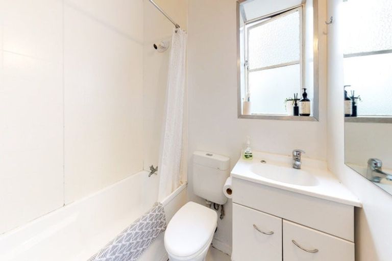 Photo of property in Hamilton Flats, 7/9 Hawker Street, Mount Victoria, Wellington, 6011